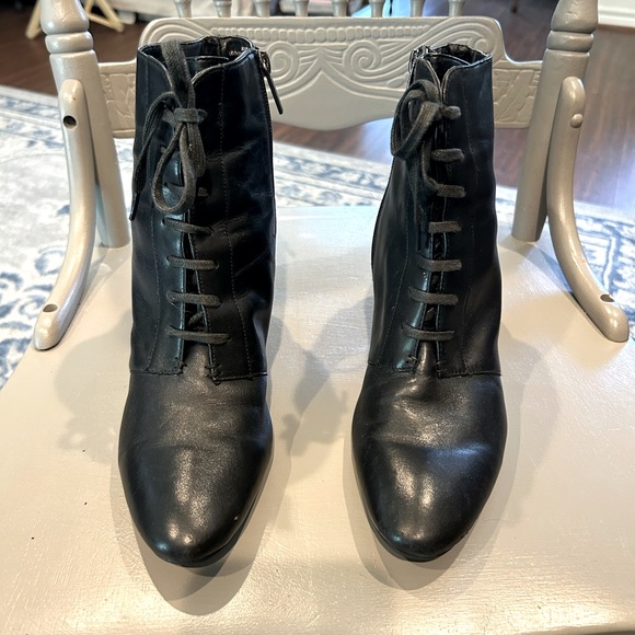 Black leather Bandolino size 8M lace up with 3 inch heels. In great shape! - Picture 1 of 7